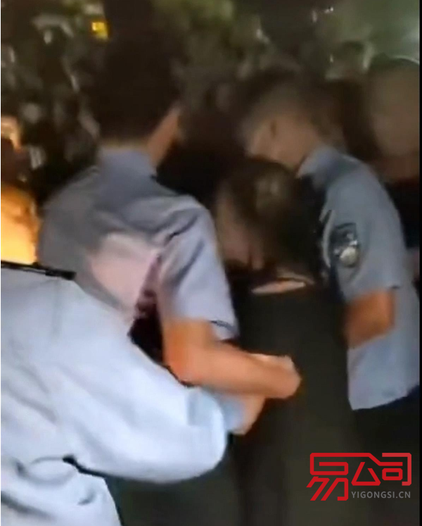 重庆市企业年度报告内容是什么？（重庆一女子抢小孩被群众围堵）